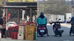 台中女騎士車停待轉格，趁紅燈買水果，讓後方騎士看傻。（圖／翻攝自Threads @kinyo1314520）