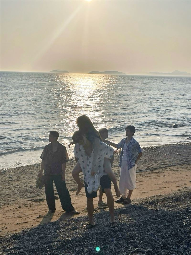 林琇濱在海邊背起朴喜珗的名畫面，她也做解釋。（圖／翻攝自IG @heesunrose）