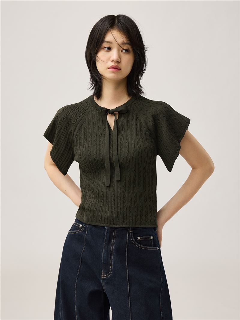 女裝麻花針織蝴蝶結休閒上衣。(圖/品牌業者提供)