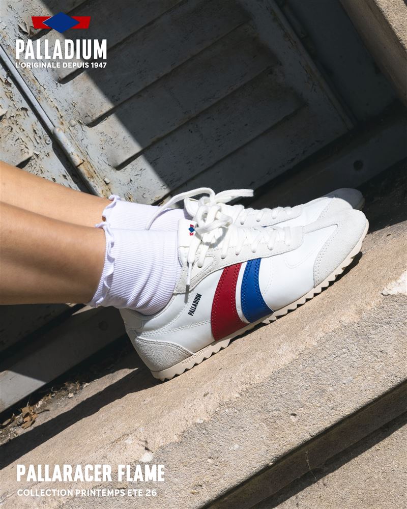 PALLARACER FLAME以品牌復古網球鞋為原型,將標誌性彎刀火焰結合大勢薄底美學,打造率性又活力的復古運動風格。(圖/品牌業者提供)