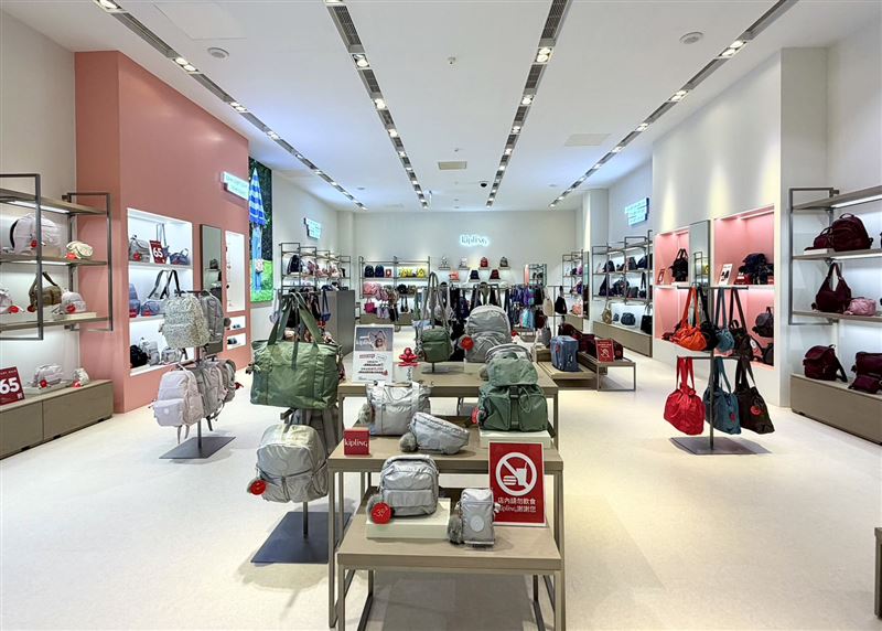 Kipling華泰名品城Outlet門市3月13日全新改裝亮相,整體視覺更加清爽明亮。(圖/品牌業者提供)