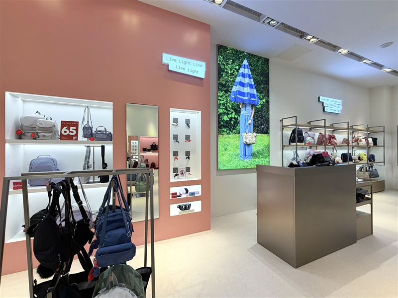 Kipling華泰名品城Outlet門市3月13日全新改裝亮相,整體視覺更加清爽明亮。(圖/品牌業者提供)