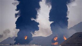 阿聯富查伊哈港遇襲，兩處石油設施發生大火，兩道濃煙直竄天際。（圖／翻攝自X平台 @clashreport）