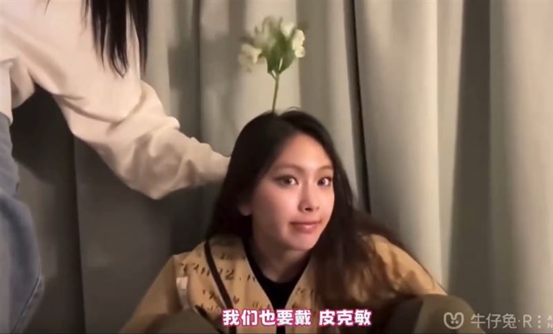 跟風皮克敏，韓國人氣女團「NewJeams」成員 Minji 非常認真地幫3個妹妹都配不同的花。（圖／翻攝自Threads）