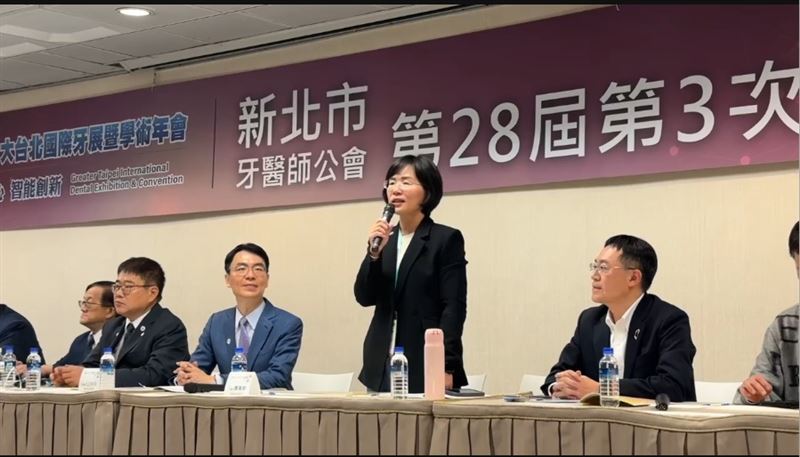 民進黨新北市長參選人、立委蘇巧慧今(15)日出席新北市牙醫師公會第28屆第3次會員大會,與南投縣長參選人溫世政同台相挺。(圖/翻攝畫面)