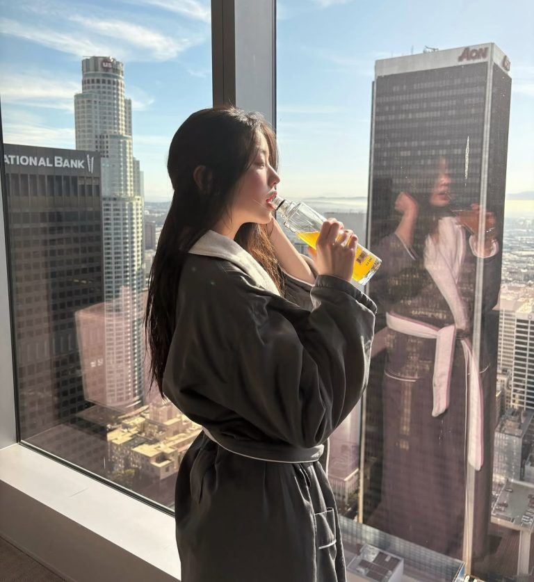 這種喝法在韓國被稱為「Olle Shot」，不僅讓張員瑛維持體態，也被許多粉絲模仿。(圖／翻攝IG@for_everyoung10)