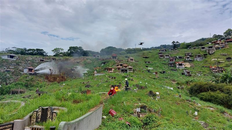 消防隊到場滅火。(圖/翻攝畫面)