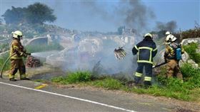 掃墓燒雜草造成火警。（圖／翻攝畫面）