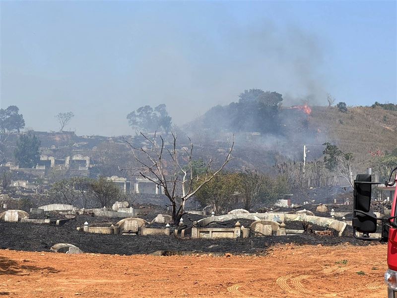 掃墓燒雜草造成火警。(圖/翻攝畫面)