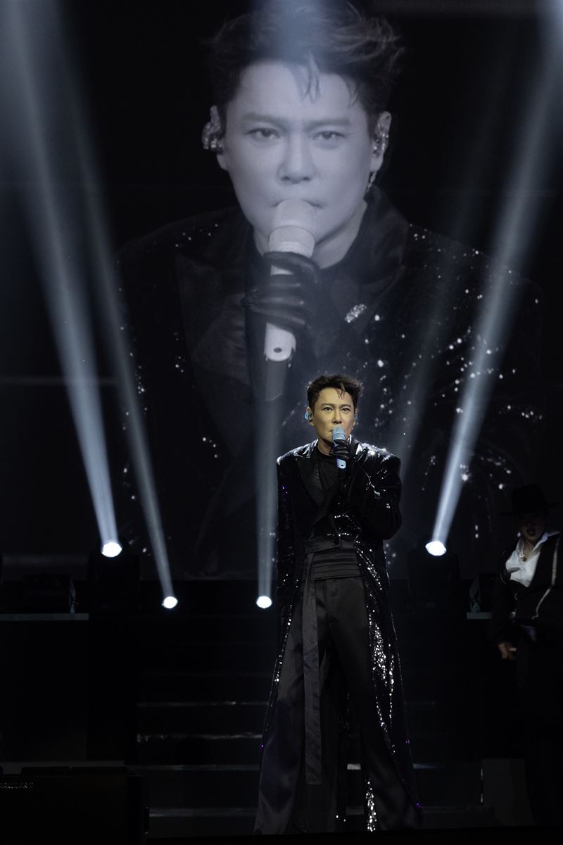 張信哲白色情人節開唱，台下歌迷贈送巧克力示愛。（圖／潮水音樂提供）