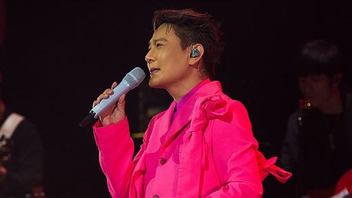 大咖歌王情人節當眾告白　她衝上前示愛