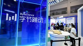 字節跳動更改工時政策 8月起取消大小週近一個多月，中國多家網路巨頭不約而同開始調整工時政策，宣布取消與加班相關的規定。字節跳動9日宣布，自8月起取消隔週週日加班的安排。圖為字節跳動今年4月參加在福州舉辦的數位中國建設峰會。（中新社提供）中央社  110年7月18日
