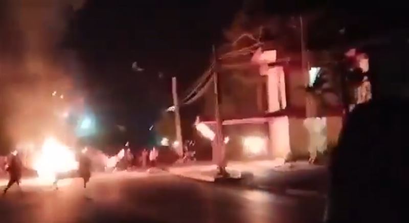 古巴民眾發生示威衝突，莫隆市共產黨辦公室起火，還疑似被洗劫。（圖／翻攝自X平台@@silupescu）