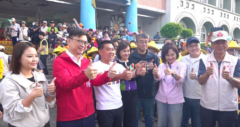 苗栗縣通霄鎮白沙屯拱天宮媽祖15日與高雄旗山天后宮媽祖聯袂遶境旗山街區，高雄市副市長李懷仁（前右4）、民進黨立委邱議瑩（前左4）、賴瑞隆（左2）與國民黨立委柯志恩（前右3）等人參與。（高雄市政府提供）