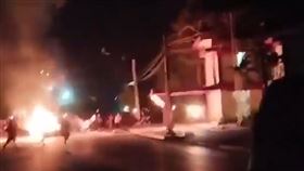 古巴民眾發生示威衝突，莫隆市共產黨辦公室起火，還疑似被洗劫。（圖／翻攝自X平台@silupescu）