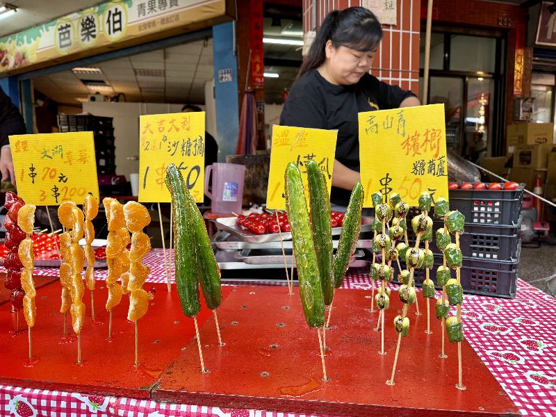 台中市向上市場設有糖葫蘆攤位，近期逛街民眾發現，竟有檳榔糖葫蘆新奇口味，有趣吸睛。（民眾提供）