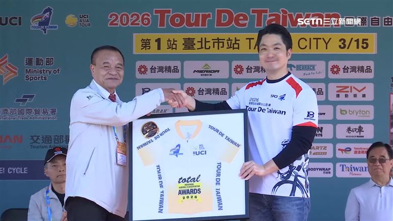 台北市長蔣萬安還有眾多貴賓擔任領騎，為國際自由車環台公路大賽第一站台北市站揭開序幕