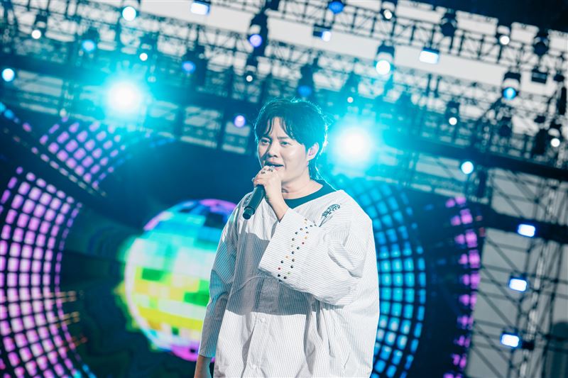 許富凱登上高雄櫻花季舞台，演唱多首經典歌曲。（圖／寬寬整合行銷提供）