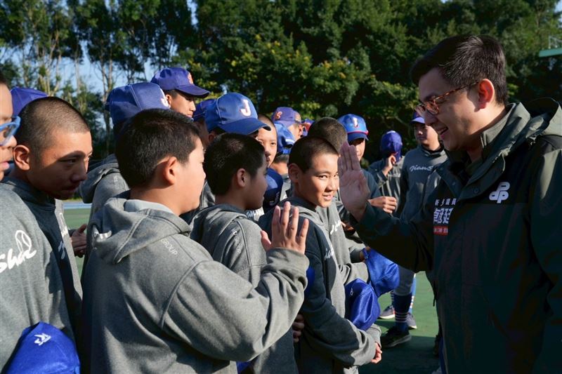 新北市議員卓冠廷將YT直播收益捐贈給尖山國中棒球隊。（圖／卓冠廷臉書）