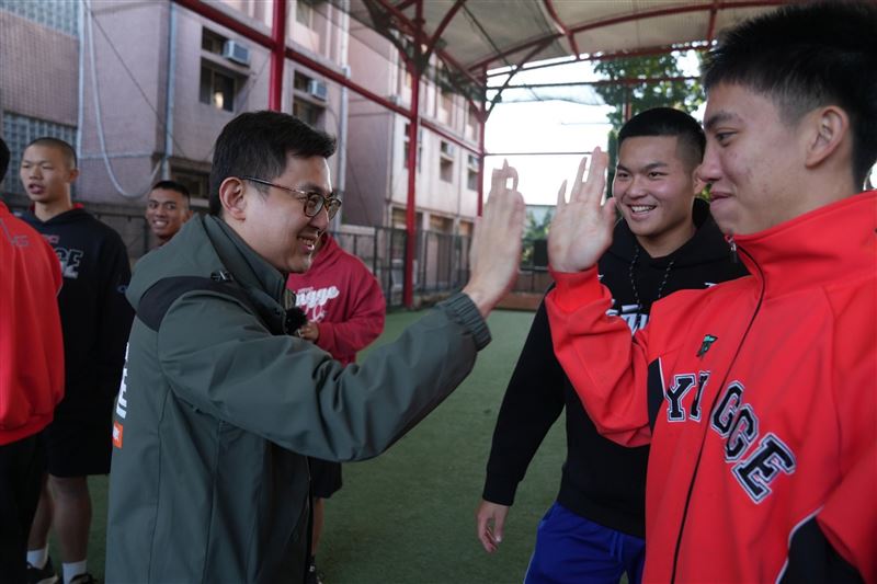 新北市議員卓冠廷將YT直播收益捐贈鶯歌工商棒球隊。（圖／卓冠廷臉書）
