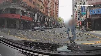 行人闖紅燈險遭撞　肉身擋車踢鐵板