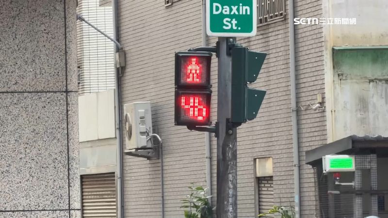 日前有女行人因闖紅燈險被撞