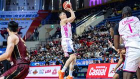 富邦勇士周桂羽三分球6投4中、拿下20分。（圖／PLG提供） 