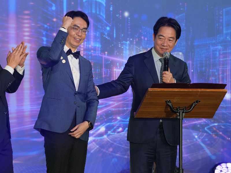 總統賴清德（右）籲雙北牙醫公會支持温世政選南投縣長。（圖／中央社）