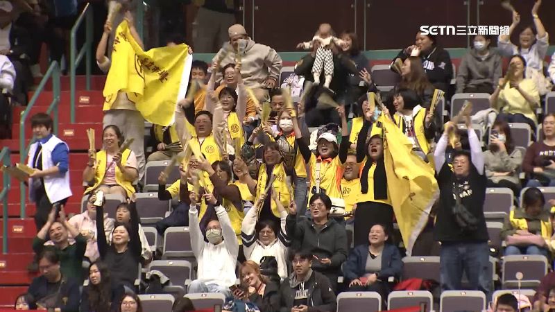 景美女中組成加油團，為選手加油