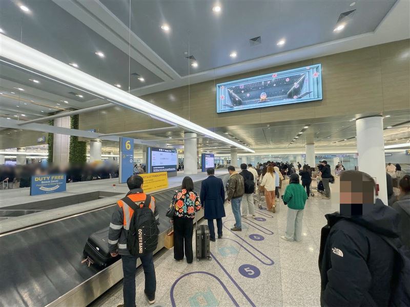 不少台人最近赴韓國旅遊,入境時行李箱被上黃色大鎖,驚慌不已。(圖/翻攝自不奇而遇 Steven & Sia臉書)