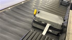 去韓國旅遊行李箱入境被上黃色大鎖，要趕快走機場通報通道處理。（圖／翻攝自不奇而遇 Steven & Sia臉書）
