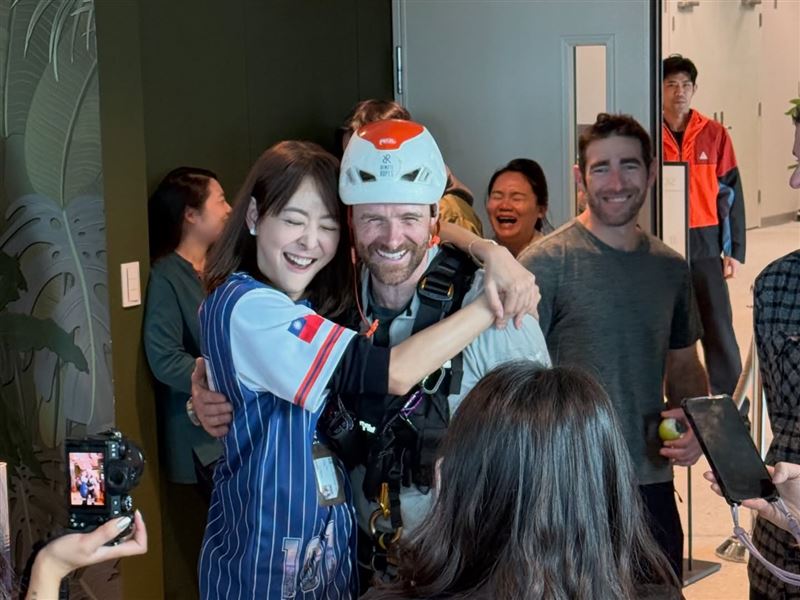 台北101董事長賈永婕揭霍諾德攀爬101攝影幕後秘辛。(圖/翻攝自賈永婕的跑跳人生臉書)