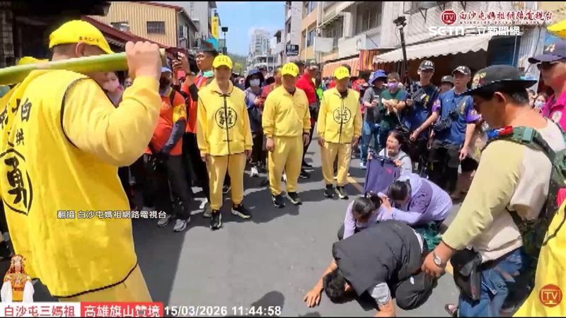粉紅超跑走進旗山鬧區民眾虔誠跪地等著鑽轎腳，望媽祖賜福。（圖／翻攝白沙屯媽祖網路電視台）