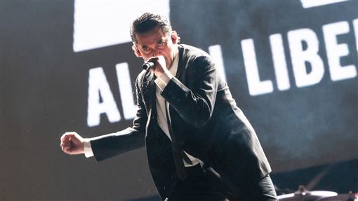 日大咖樂團唱一半　「金曲男星」現身助陣