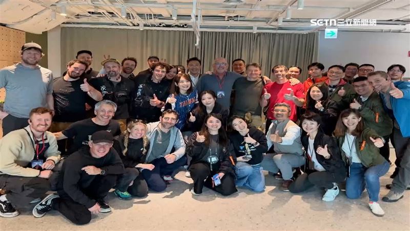 101董事長賈永婕跟幕後團隊合影留念更激動的擁抱對方，賈永婕發文轉貼幕後花絮替大家揭密