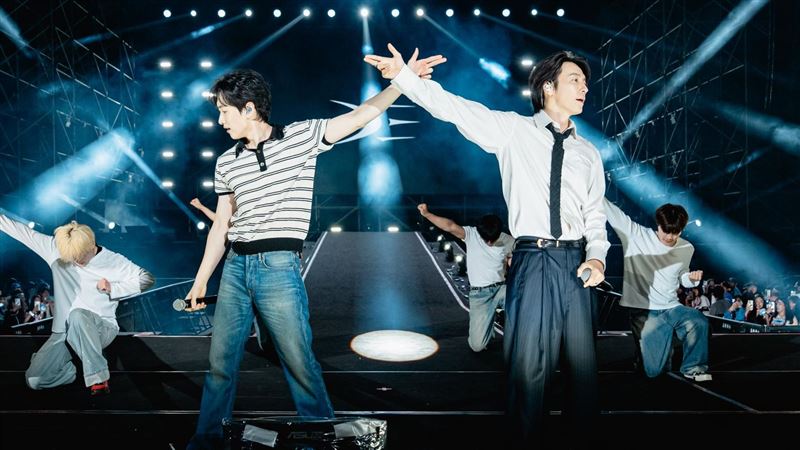 SJ D&E台上解扣秀身材 寵粉喊:唱到熬夜