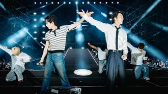 SJ D&amp;E台上解扣秀身材　寵粉喊：唱到熬夜