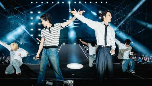 SJ D&amp;E台上解扣秀身材　寵粉喊：唱到熬夜