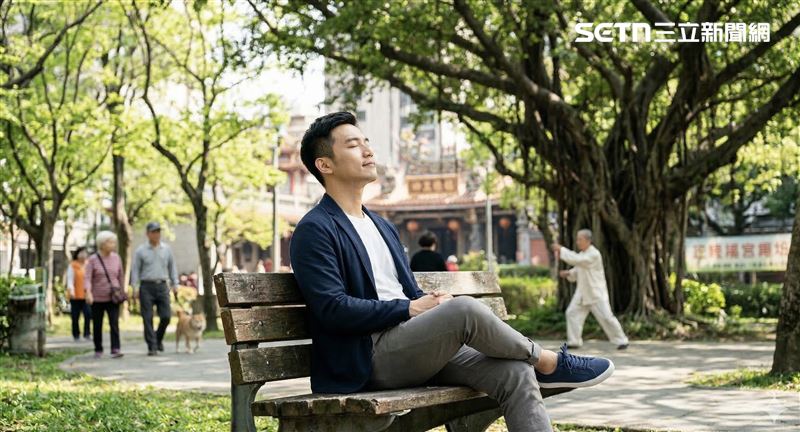 可趁交節氣前到戶外走走、吸收陽光「接龍氣」以提升個人能量。（圖／ai製作）