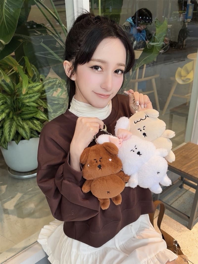 網紅Lucy（盧蓁）透露自己出現嚴重頭痛甚至右手麻痺的情況。（圖／翻攝自IG @lucylu_8619）