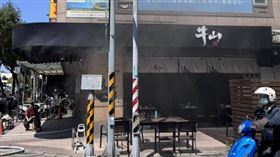 桃園排隊名店「牛山牛肉麵燒肉飯」15日上午廚房起火，消防人員迅速到場撲滅火勢，所幸未造成人員傷亡。（圖／翻攝畫面）