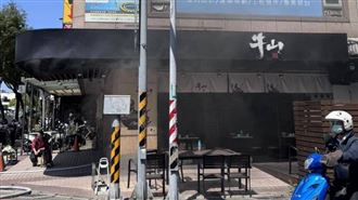桃園排隊名店「牛山牛肉麵燒肉飯」15日上午廚房起火，消防人員迅速到場撲滅火勢，所幸未造成人員傷亡。（圖／翻攝畫面）