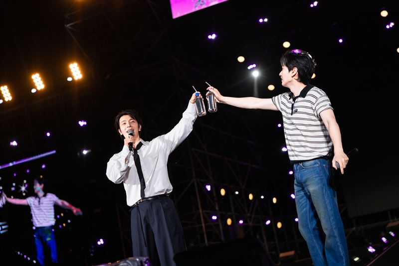 東海（左）與銀赫（右）舉杯對觀眾乾杯。（圖／讀者提供）