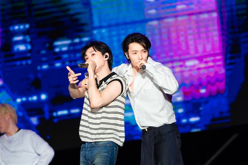 銀赫（左）與東海（右）秀出好身材。（圖／讀者提供）