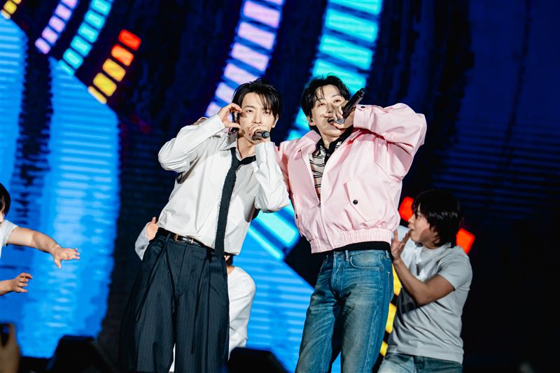 SUPER JUNIOR D&amp;E 東海（左）、銀赫（右）壓軸登上高雄櫻花季。（圖／讀者提供）