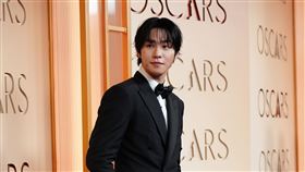 韓國人氣男星安孝燮首度現身奧斯卡紅毯。（圖／美聯社／達志影像）