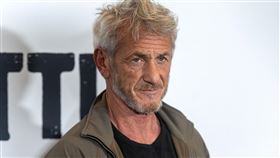 西恩潘（Sean Penn）憑藉電影《一戰再戰》拿下最佳男配角，成功抱回生涯第3座奧斯卡獎座卻缺席典禮。（圖／美聯社／達志影像）