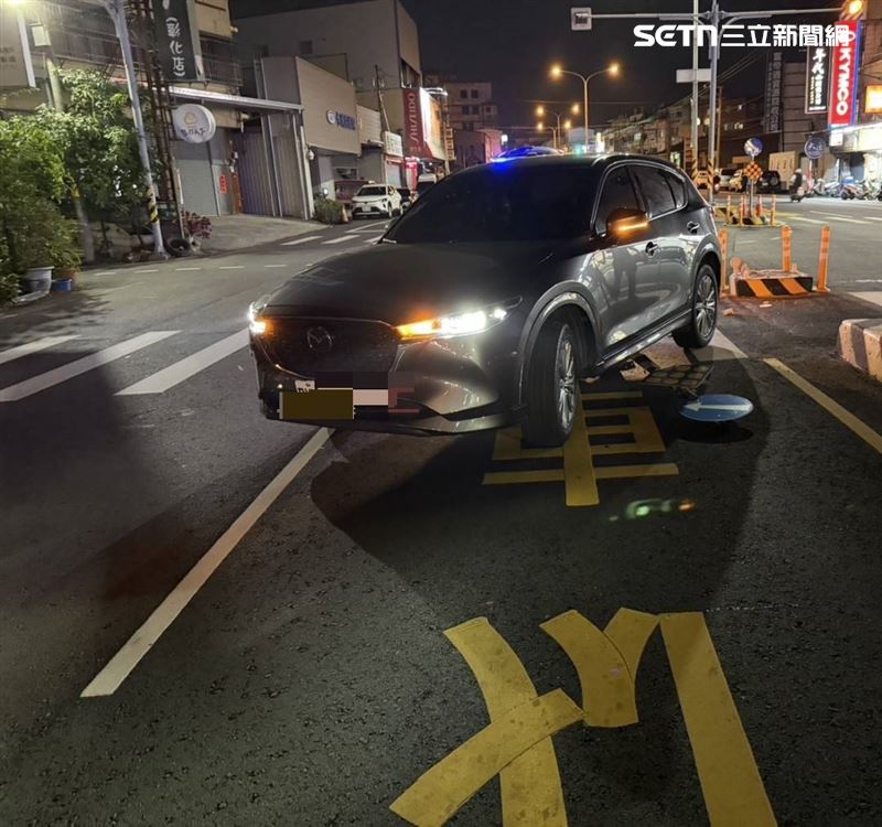 彰化彰南路「最衰庇護島」又被撞,從去年4月設置至今,已發生15起撞擊事故。(圖/翻攝畫面)