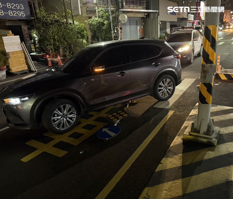 彰化彰南路「最衰庇護島」又被撞,從去年4月設置至今,已發生15起撞擊事故。(圖/翻攝畫面)(圖/翻攝畫面)