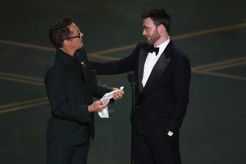 小勞勃道尼在頒獎時還突然拿出一件亮片丁字褲，調侃演員查寧&middot;塔圖（Channing Tatum）。（圖／美聯社／達志影像）